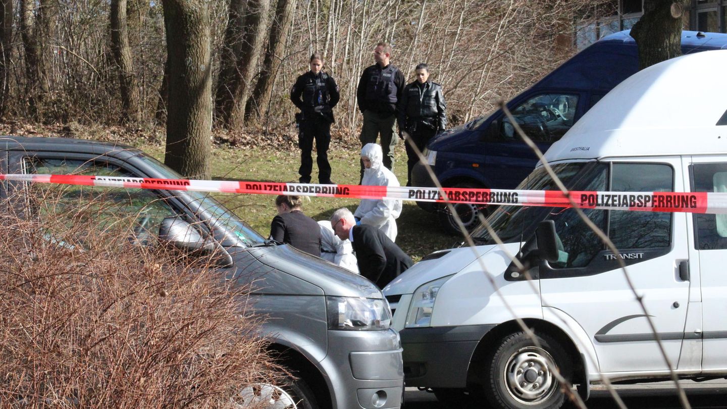 Die Polizei hat den Tatort an einer Kieler Schule abgesperrt, ein 40-jähriger Verdächtiger ist festgenommen.