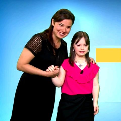 Mélanie Ségard (21, r.) hat sich ihren großen Traum erfüllt und mit den Wetterbericht im französischen Fernsehen präsentiert.