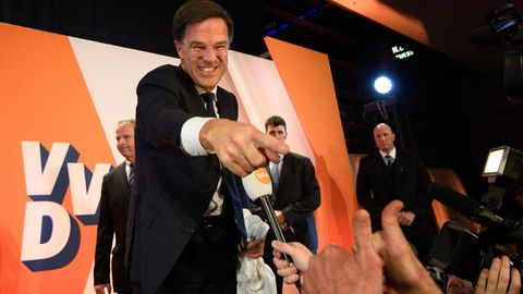 Mark Rutte feiert - Ministerpräsident gewinnt die Wahl in den Niederlanden - Rechtspopulist Geert Wilders hat das Nachsehen