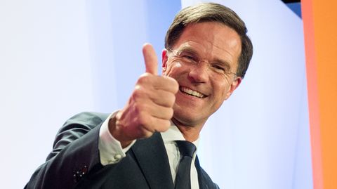 Hollands Ministerpräsident Mark Rutte hebt den Daumen: Er hat gegen Rechtspopulist Wilders die Wahl gewonnen