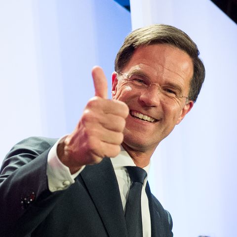 Hollands Ministerpräsident Mark Rutte hebt den Daumen: Er hat gegen Rechtspopulist Wilders die Wahl gewonnen