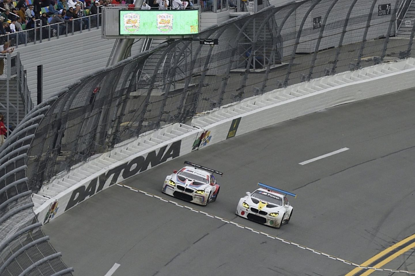 BMW M6 GTLM 2017 von John Baldessari und sein Pendant ohne Designkreation