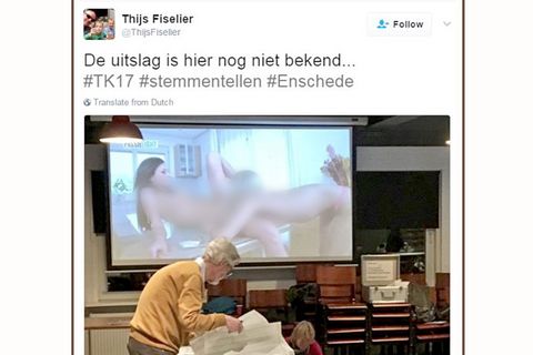 Ein Porno läuft auf einer Großbildleinwand während Wahlhelfer in Enschede die Stimmen zur Niederlande-Wahl auszählen