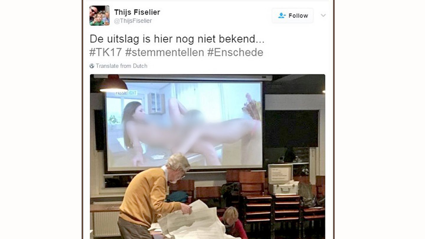 Ein Porno läuft auf einer Großbildleinwand während Wahlhelfer in Enschede die Stimmen zur Niederlande-Wahl auszählen