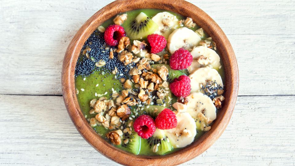 Food-Trends: Eine Smoothie-Bowl ist voll von gesunden Lebensmitteln und Superfoods Eine Smoothie-Bowl ist voll von gesunden Lebensmitteln und Superfoods