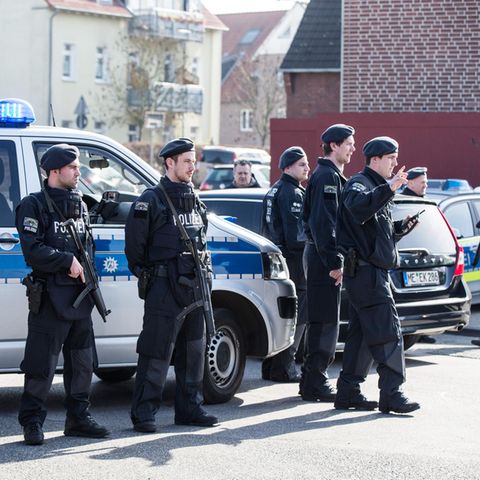 Die Polizei sperrt in Duisburg eine Straße, in der eine Bank überfallen wurde
