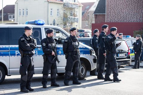 Die Polizei sperrt in Duisburg eine Straße, in der eine Bank überfallen wurde