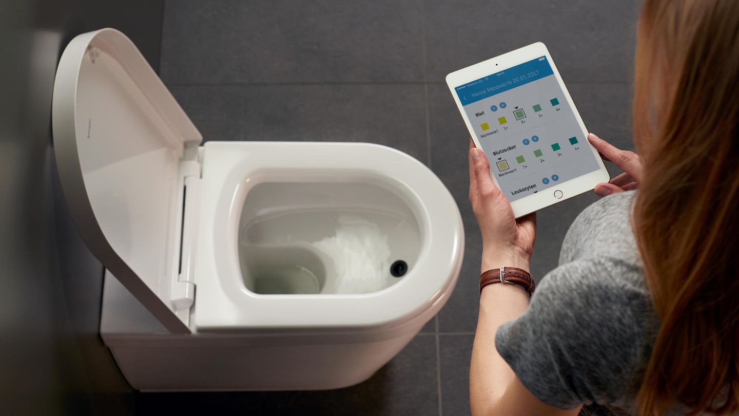 Hersteller Duravit stellte auf der Frankfurter Sanitärmesse ISH eine Toilette mit App-Anbindung vor, die zehn verschiedene Urinwerte misst.