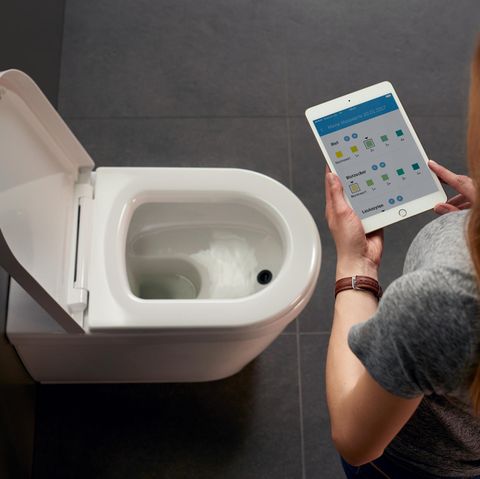 Hersteller Duravit stellte auf der Frankfurter Sanitärmesse ISH eine Toilette mit App-Anbindung vor, die zehn verschiedene Urinwerte misst.