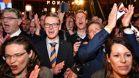 Niederlande-Wahl: Mitglieder der Partei VVD von Ministerpräsident Mark Rutte jubeln über den Sieg über Rechtspopulist Wilders