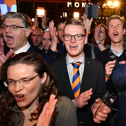 Niederlande-Wahl: Mitglieder der Partei VVD von Ministerpräsident Mark Rutte jubeln über den Sieg über Rechtspopulist Wilders