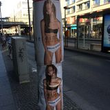 Die Werbung des Modelabels "Heroin Kids" sei nichts für den öffentlichen Raum, kritisiert der Werberat. Mit den Mitteln von Sex, Underground-Ambiente und Drogenanmutung würden einschlägige Assoziationen geweckt.