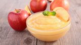 Apfelmus  Auch das bei Kindern beliebte Apfelmus sollte nicht mit Alufolie zugedeckt werden, da es viel Säure enthält. Besser: in ein leeres Marmeladenglas füllen und in den Kühlschrank stellen.