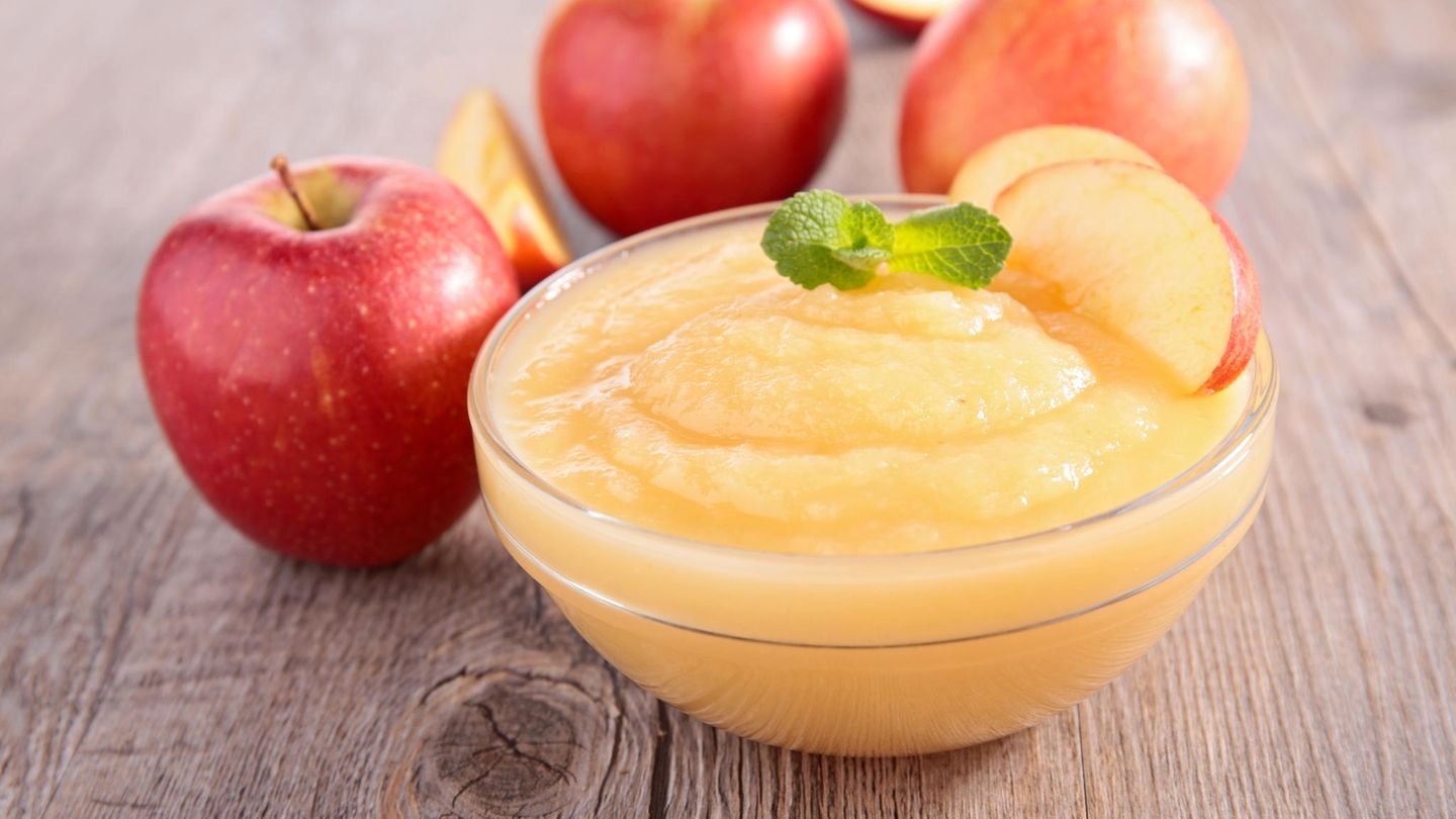 Apfelmus  Auch das bei Kindern beliebte Apfelmus sollte nicht mit Alufolie zugedeckt werden, da es viel Säure enthält. Besser: in ein leeres Marmeladenglas füllen und in den Kühlschrank stellen.