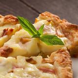 Rhabarber  Das Stielgemüse enthält reichlich Säure, die Aluminiumionen aus der Folie löst. In der Folge reichert sich das Leichtmetall im Lebensmittel an. Akut giftig ist das zwar nicht, da der Körper Aluminium zum Großteil wieder über die Nieren ausscheidet. Jedoch kann sich das Metall im Laufe des Lebens im Körper anreichern, vor allem in der Lunge und den Knochen. Daher gilt: Rhabarber-Kompott und -Kuchen besser mit Hauben aus Glas oder Plastik abdecken.