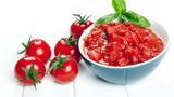 Tomatensoße  Gleiches gilt für Soßen und Pürees aus Tomaten: Die Säure begünstigt einen Übergang von Aluminium auf das Lebensmittel. Essensreste können im Kühlschrank beispielsweise auch mit einem flachen Teller zugedeckt werden. Das schont nebenbei die Umwelt, weil kein Alu-Müll anfällt.