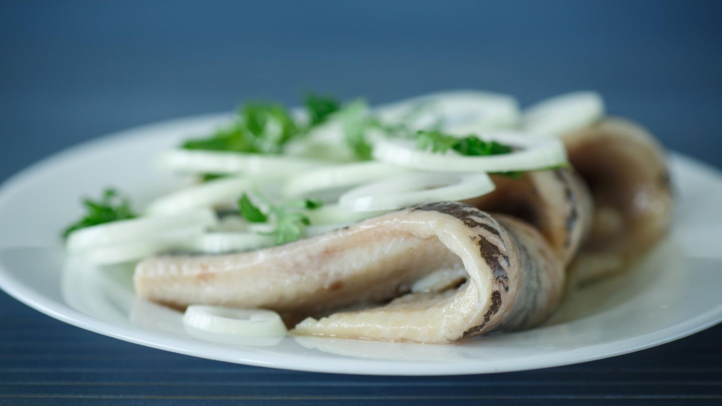 Salzhering  Der Fisch enthält reichlich Salz und sollte deshalb nicht in Alufolie gewickelt oder auf Alu-Tellern gelagert werden. Grundsätzlich sollte jedes salzige oder säurehaltige Lebensmittel nicht für einen längeren Zeitraum in Alufolie gewickelt werden. Je länger das Lebensmittel Kontakt zum Aluminium hatte, umso mehr Ionen können sich lösen.