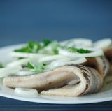 Salzhering  Der Fisch enthält reichlich Salz und sollte deshalb nicht in Alufolie gewickelt oder auf Alu-Tellern gelagert werden. Grundsätzlich sollte jedes salzige oder säurehaltige Lebensmittel nicht für einen längeren Zeitraum in Alufolie gewickelt werden. Je länger das Lebensmittel Kontakt zum Aluminium hatte, umso mehr Ionen können sich lösen.