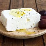 Fetakäse  Wer salzigen Fetakäse in Aluminium wickelt oder in Alu-Schalen grillt, riskiert eine unnötige Aufnahme des Leichtmetalls. Besser: Fetakäse in einer Tonschale im Ofen anwärmen oder in der Grillpfanne anbraten.