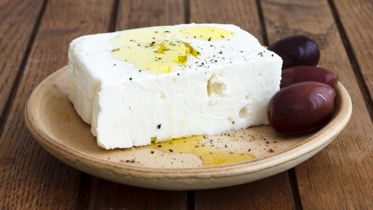 Fetakäse  Wer salzigen Fetakäse in Aluminium wickelt oder in Alu-Schalen grillt, riskiert eine unnötige Aufnahme des Leichtmetalls. Besser: Fetakäse in einer Tonschale im Ofen anwärmen oder in der Grillpfanne anbraten.