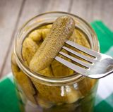 Gewürzgurken  Der Name verrät es bereits: Sauer eingelegte Gurken sollten ebenfalls nicht mit Aluminium in Berührung kommen, da sie Essig enthalten. Ist das Glas einmal offen, sollten übrig gebliebene Gurken am besten darin aufbewahrt werden.