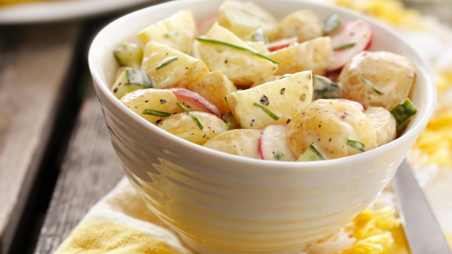 Sauer angemachte Salate  Besonders im Sommer ist die Versuchung groß, angemachte Salate mit einer Schicht Alufolie abzudecken. Das ist allerdings problematisch, wenn sie Zitrone oder Essig enthalten. Besser: in eine große Tupperdose füllen oder mit einem flachen Teller zudecken.