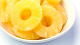 Saure Früchte wie Ananas  Eine Laboruntersuchung im Auftrag des Verbrauchermagazins "Markt" hat ergeben, dass die Ananas größere Mengen Aluminium aus Alufolie aufnehmen kann. Der Wert stieg im Test von 0,1 auf 2,9 Milligramm pro Kilogramm.  Das ist problematisch, denn laut der Europäischen Behörde für Lebensmittelsicherheit (Efsa) sollte ein Mensch über die Nahrung nicht mehr als 1 Milligramm Aluminium pro Kilogramm Körpergewicht in der Woche aufnehmen. Aluminium steckt aber in diversen Lebensmitteln und Kosmetikprodukten wie Deos. In der Summe kann der Grenzwert schnell erreicht werden.