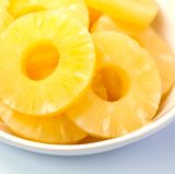 Saure Früchte wie Ananas  Eine Laboruntersuchung im Auftrag des Verbrauchermagazins "Markt" hat ergeben, dass die Ananas größere Mengen Aluminium aus Alufolie aufnehmen kann. Der Wert stieg im Test von 0,1 auf 2,9 Milligramm pro Kilogramm.  Das ist problematisch, denn laut der Europäischen Behörde für Lebensmittelsicherheit (Efsa) sollte ein Mensch über die Nahrung nicht mehr als 1 Milligramm Aluminium pro Kilogramm Körpergewicht in der Woche aufnehmen. Aluminium steckt aber in diversen Lebensmitteln und Kosmetikprodukten wie Deos. In der Summe kann der Grenzwert schnell erreicht werden.