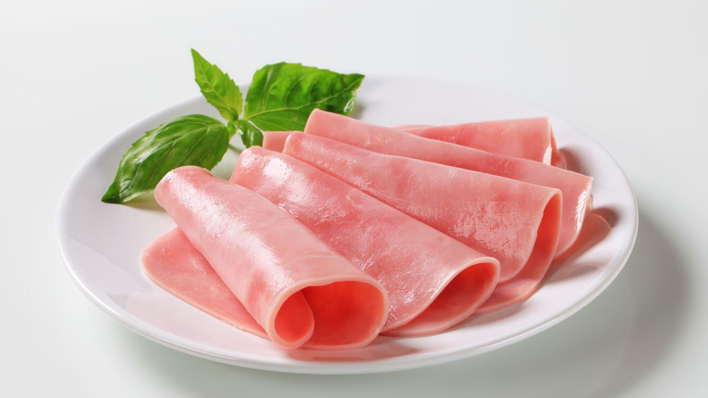 Schinken  Kochschinken und Wurstaufschnitte enthalten reichlich Salz. Im Test von "Markt" stieg der Alu-Gehalt von Schinken um fast das Hundertfache, nachdem er drei Tage in Alufolie aufbewahrt worden war: von 0,28 Milligramm pro Kilogramm auf 27,3 Milligramm. Aufschnitt sollte daher besser auf flachen Tellern gelagert werden. Frischhaltefolie aus Plastik verhindert das Austrocknen. Vor Weichmachern in der Folie müssen sich Verbraucher nicht fürchten. Herkömmliche Plastikfolie besteht aus Polyethylen. Bei dessen Herstellung kommen keine Weichmacher zum Einsatz.