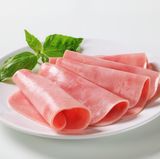 Schinken  Kochschinken und Wurstaufschnitte enthalten reichlich Salz. Im Test von "Markt" stieg der Alu-Gehalt von Schinken um fast das Hundertfache, nachdem er drei Tage in Alufolie aufbewahrt worden war: von 0,28 Milligramm pro Kilogramm auf 27,3 Milligramm. Aufschnitt sollte daher besser auf flachen Tellern gelagert werden. Frischhaltefolie aus Plastik verhindert das Austrocknen. Vor Weichmachern in der Folie müssen sich Verbraucher nicht fürchten. Herkömmliche Plastikfolie besteht aus Polyethylen. Bei dessen Herstellung kommen keine Weichmacher zum Einsatz.