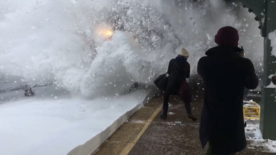 Spektakuläre Szene an US-Bahnhof: Einfahrender Zug begräbt Reisende unter Schneelawine Spektakuläre Szene an US-Bahnhof: Einfahrender Zug begräbt Reisende unter Schneelawine