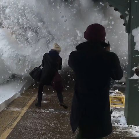 Spektakuläre Szene an US-Bahnhof: Einfahrender Zug begräbt Reisende unter Schneelawine