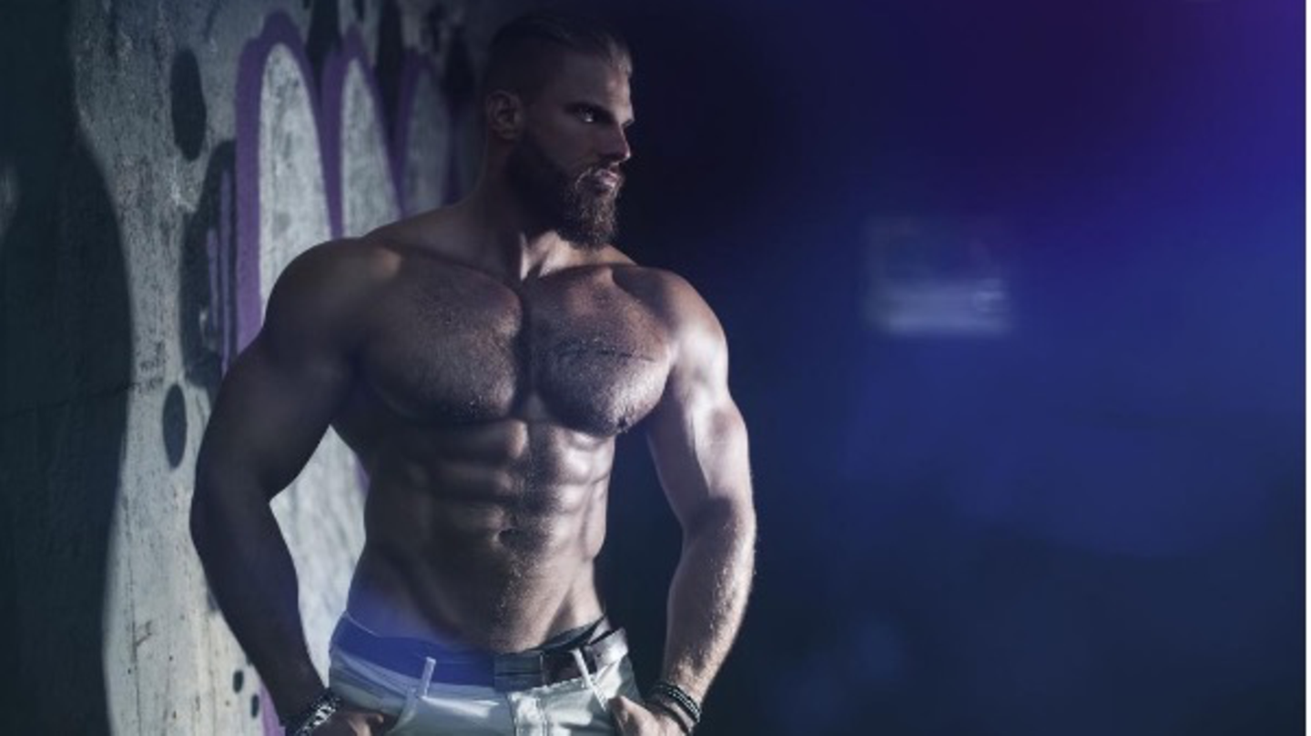 Michael Kocikowski bei einem seiner Foto-Shootings oberkörperfrei
