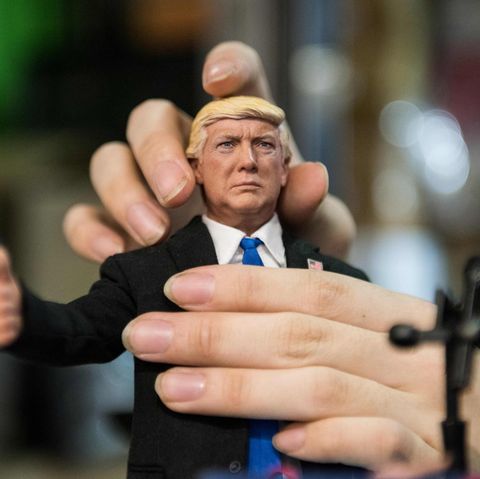 Normalgroße Hände (rechts) und Donald Trumps Hände (links)