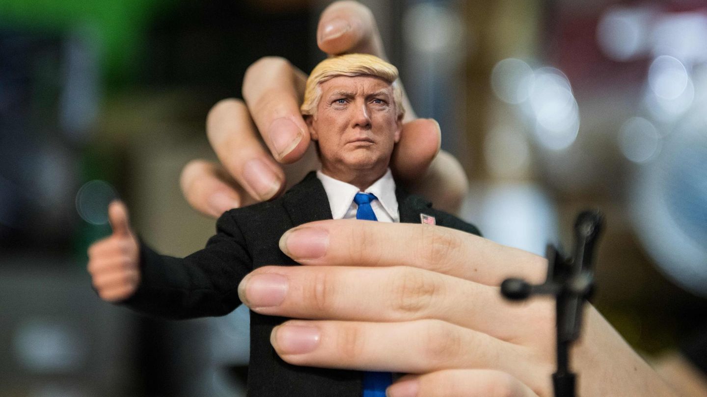 Normalgroße Hände (rechts) und Donald Trumps Hände (links)