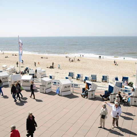 Sylt-Urlauber (hier an der Kurpromenade in Westerland) müssen sich am Strand an eine Reihe von Regeln halten