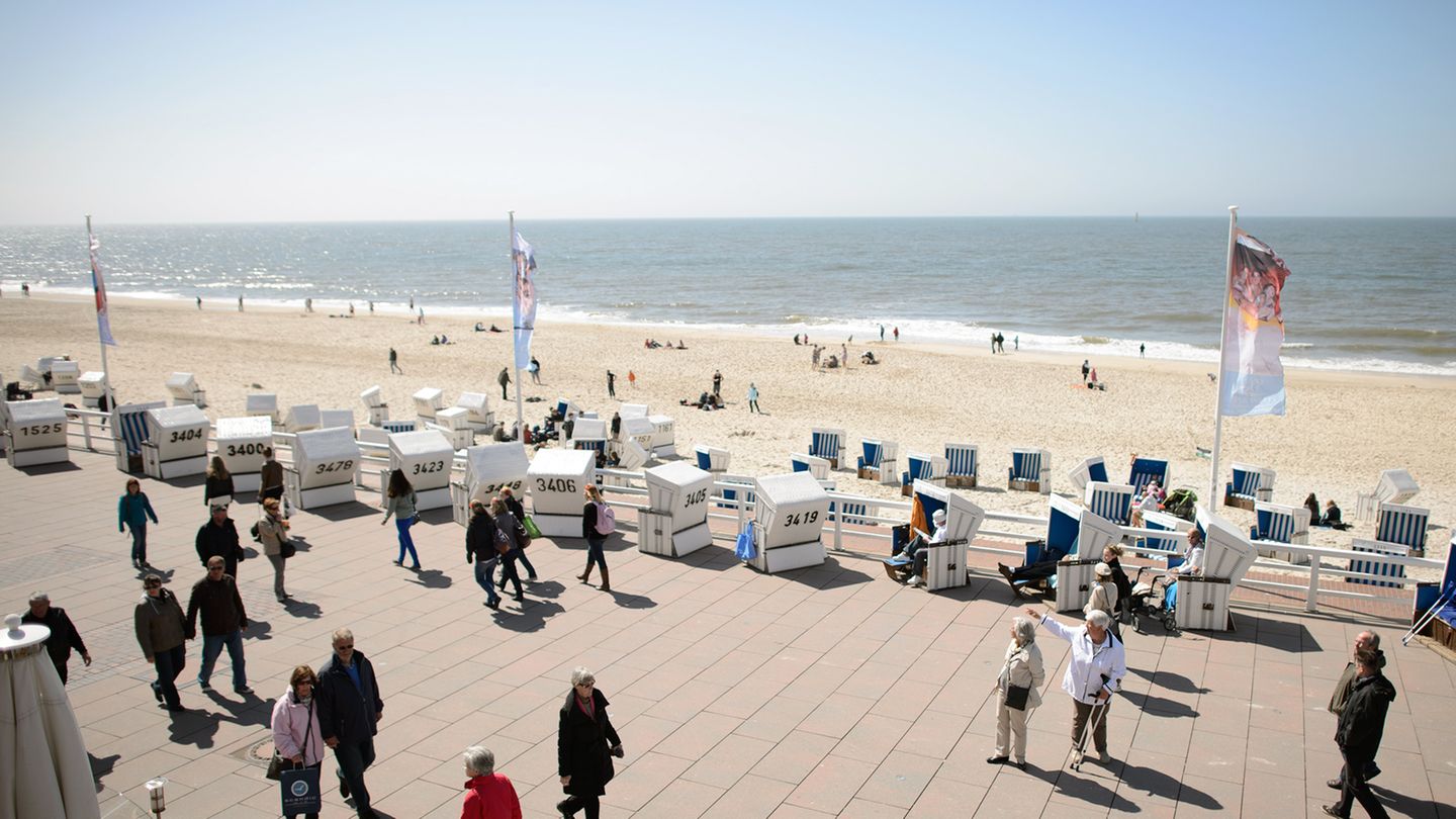 Sylt-Urlauber (hier an der Kurpromenade in Westerland) müssen sich am Strand an eine Reihe von Regeln halten