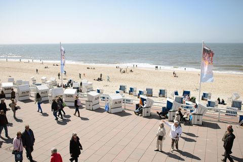 Sylt-Urlauber (hier an der Kurpromenade in Westerland) müssen sich am Strand an eine Reihe von Regeln halten