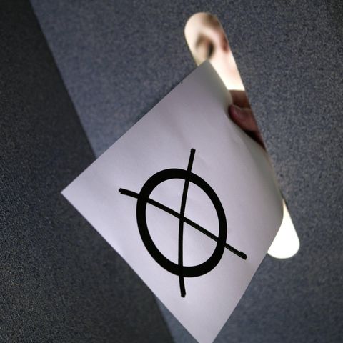 Ein Wahlzettel wird in eine Urne gesteckt (Symbolbild)