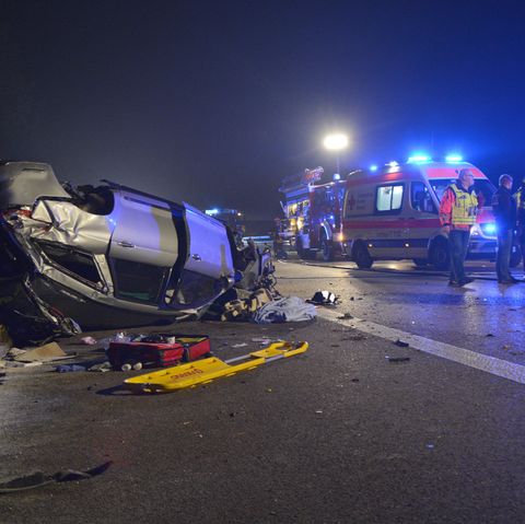 Feuerwehrkräfte bergen auf der A7 bei Heidenheim das Fahrzeug, das durch einen Steinwurf verunglückte