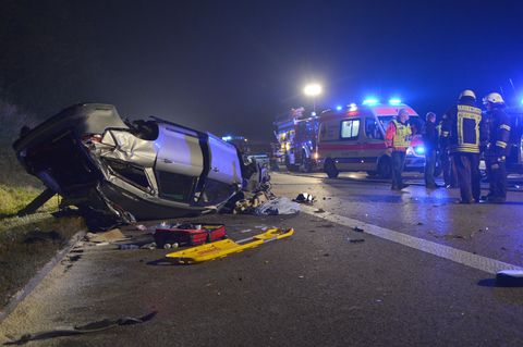 Feuerwehrkräfte bergen auf der A7 bei Heidenheim das Fahrzeug, das durch einen Steinwurf verunglückte