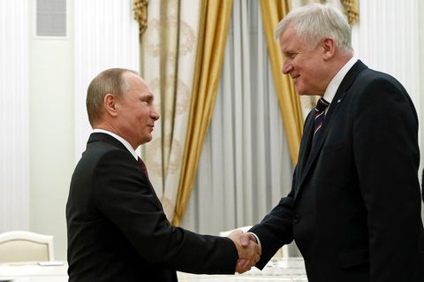 Im 16:9-Format sind kaum noch beide abzubilden: Der große Horst Seehofer traf Kremlchef Wladimir Putin in Moskau