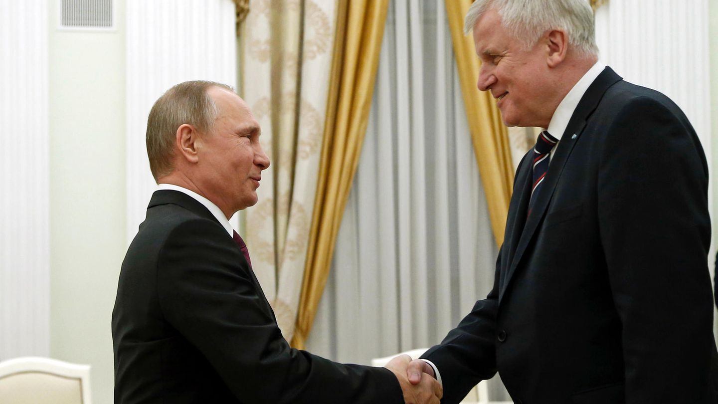 Im 16:9-Format sind kaum noch beide abzubilden: Der große Horst Seehofer traf Kremlchef Wladimir Putin in Moskau