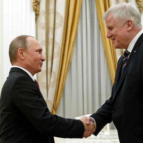 Im 16:9-Format sind kaum noch beide abzubilden: Der große Horst Seehofer traf Kremlchef Wladimir Putin in Moskau