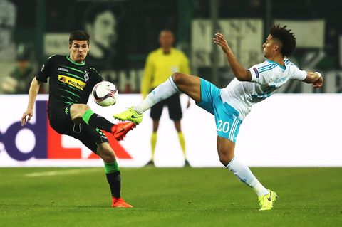 Schalkes Thilo Kehrer und Jonas Hofmann von Borussia Mönchengladbach beim Europa-League-Achtelfinale