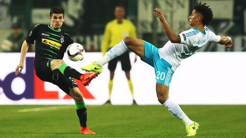 Schalkes Thilo Kehrer und Jonas Hofmann von Borussia Mönchengladbach beim Europa-League-Achtelfinale