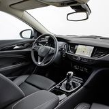 Das Cockpit wirkt deutlich aufgeräumter als beim Vorgänger