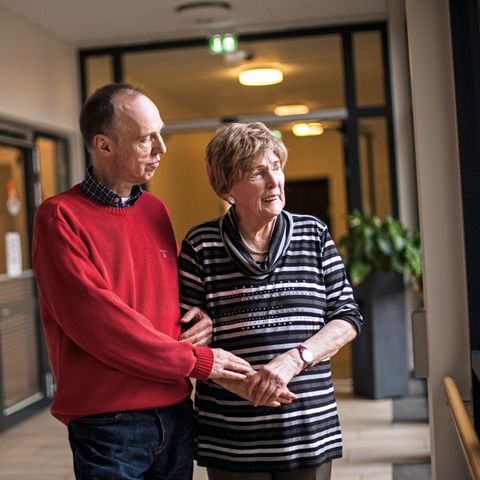 Kester Schlenz und seine Mutter Traute im Flur der Seniorenwohnanlage