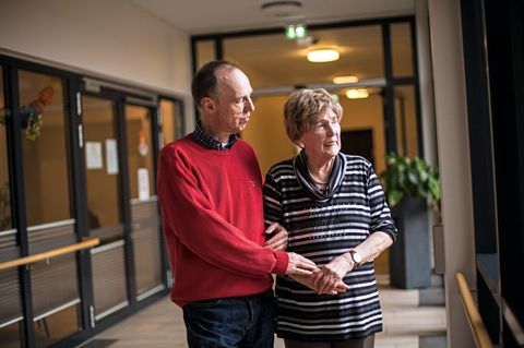 Kester Schlenz und seine Mutter Traute im Flur der Seniorenwohnanlage