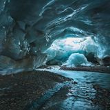 Das Schmelzwasser rauscht, das Eis knarzt und kracht: im Gletschertor am Hochjochferner in den Ötztaler Alpen.